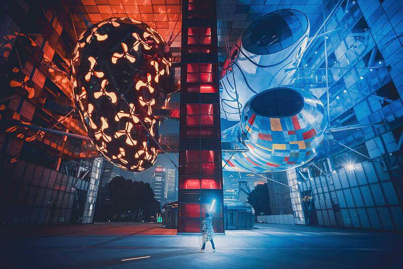 目前,元宇宙由于不少技术上的阻碍,还难以实现实时的沉浸式交互、逼真的高质量图像渲染等,仍处于概念阶段,但真实世界与虚拟世界融合已然成为趋势。移动互联网的下一站,将是线上线下一体化的,跨时空交互的,突破电脑与手机等屏幕的限制。 /news/20220708-2-future1207/VCG211312123994.jpg