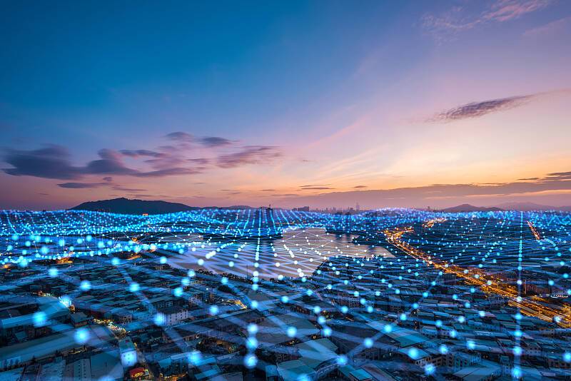 在传统互联网公司聚焦于区块链、AR、VR等技术时,一个“新” 的技术概念——“元宇宙”(Metaverse)——横空出世。 /news/20220721-3-future1207/VCG211282083088.jpg