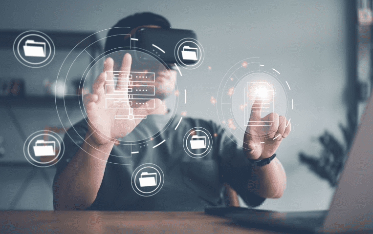 元宇宙是一个身临其境的虚拟环境,您可以在其中与数字环境和数字社区中的人们真正相处,我们可以将其视为一个具身的互联网,您实际存在于其中,而不仅仅是像现在这样看着它。 /news/20220801-07-llp1212/11.png