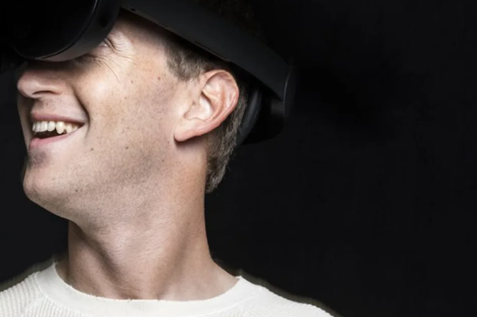 马克·扎克伯格(Mark Zuckerberg)身穿该公司的新 VR 头显。 /news/20221011-02-llp1212/45.png