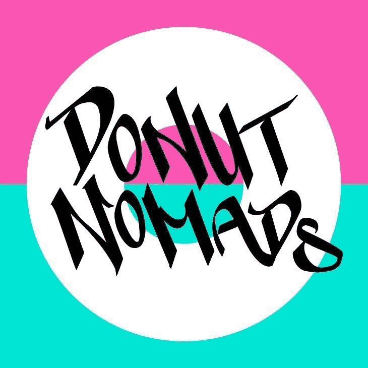Donut Nomads 感染了病毒。 他们为自由而战,发现自己的文化,过着快乐的生活。 甜甜圈船出发了! 8888开启! /nfts/donutnomads/donutnomads.png